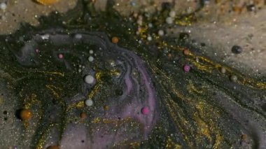 Parlak sıvı. Köpük karışımı sıvısı. Odaklanmamış turuncu pembe renkli simler soyut akrilik sanat arka planında yüzen yağlı su dokusunu boyuyorlar..