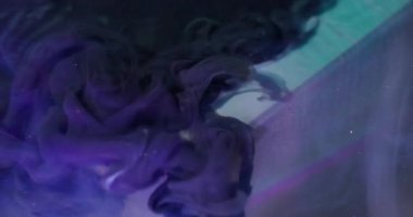 Boya döküldü. Bulanık boya dalgası. Sanat küpüne dökülen parlak siyah duman sıvısı. Koyu renk su titreşimli karışım sis soyut arkaplan.