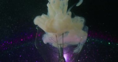 Boya buharı. Kırık lamba. Odaklanmamış pembe neon rengi sıvı duman bulutunu soyut arkaplanda suya doldurur..