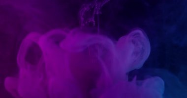 Buhar sanatı. Mürekkep arkaplanı. Odaklanmamış mor neon rengi su ampulü çatlatmış girdap şeklinde sis akrilik soyutlamaya yayılmış..