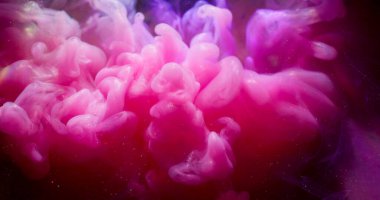 Duman suyu. Bulut buharı. Soyut akrilik sanat arka planında pembeleşmiş pembe renkli gökkuşağı parlayan sıvı yüzüyor..