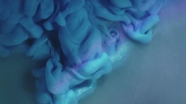 Mürekkep sisi. Bulut dokusu. Odaklanmamış mavi mor renkli parlak gökkuşağı soyut yaratıcı sanat arka planında yüzen su parçacıkları sıçratır.