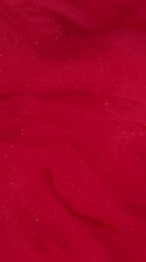 Dikey video. Renkli duman kokusu. Pigment karışımı. Kıpkırmızı parlayan boya bulutu. Parlak dalga boyası patlama sıvısı, arkaplan bulanık dokusu.