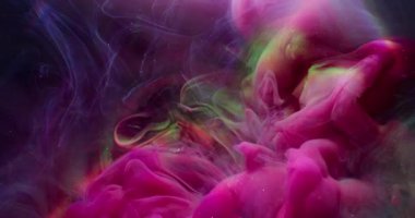 Duman dokusu. Sis boyası. Odaklanmamış pembe mor renkli gökkuşağı sıçrama bulutu parıldayan su soyut akrilik arka planda yayılıyor..