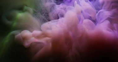 Sis sanatı. Atmosferik duman. Soyut koyu siyah arkaplan üzerinde yüzen kimyasal parıltılı suda bulanık pembe sarı bulut boyası..