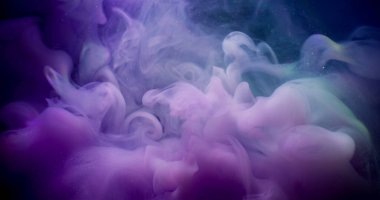 Parıltılı boya dumanı. Parlak dalga dokusu. Odaklanamayan mor renkli kıvrımlı bulutlu akrilik su soyut arkaplanda yayılıyor.