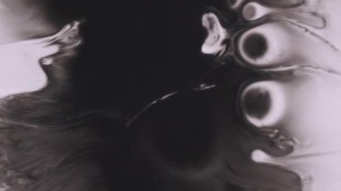 Damla damla. Akrilik boya. Soyut yaratıcı arkaplanda yüzen siyah beyaz renk kimyasal damlacık yuvarlak ıslak doku.