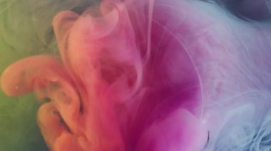 Kırık lamba. Renkli duman bulutu. Bulanık mavi mürekkep sıvısı cam kırıkları soyut akrilik sanat arka planına yayılıyor..