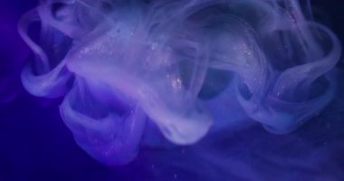 Pigment sıvısı damlası. Odaklanmamış girdap. Mor mavi, parlayan dumanlı boya kürenin üzerine dökülüyor. Sanat rengi karışımı sıçrama ve soyut arkaplan.