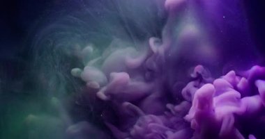 Mürekkep buharı. Parlak dalga dokusu. Odaklanamayan mor renkli gökkuşağı kıvrımlı akrilik su soyut arkaplanda yayılıyor..