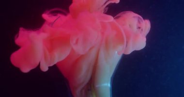 Renkli duman bulutu. Kırık ampul. Odaklanmamış pembe neon boya sıvısı soyut sanat arka planına yayılan cam kırığı girdap suyu..