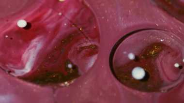 Boya sıvısı. Yağ kabarcıkları. Odaklanmamış kırmızı beyaz renk akrilik parlak su akışı soyut sanat arka planında yüzüyor..