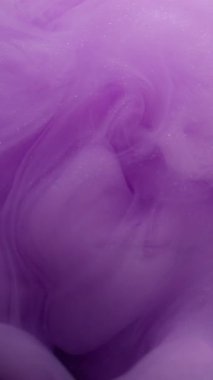 Dikey video. Bulut karışımı. Dalga sisi. Akışkan mürekkep fantazisi renkli su altı girdabı. Mor pembe, soyut, soyut kimya. Odaklanamayan arka plan..