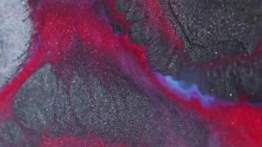 Bulanık akrilik dalga. Boya dokusu. Odaklanmamış kırmızı, mavi, gri, ıslak pigment. Soyut bokeh arka planında koyu siyah serpinti akışı..