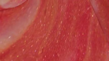 Parlak emülsiyon. Mürekkep sıçraması. Odaklanmamış turuncu pembe renk akışı yağlı sıvı köpükler soyut yaratıcı arka planda yayılıyor.