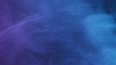 Buhar sıvısı. Duman bulutu. Bulanık mavi neon boya akrilik sualtı dokusunu soyut sanat arka planına yayıyor..