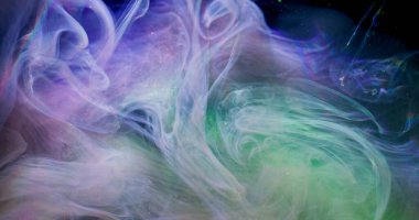 Parıldayan boya dalgası. Sıçrama sanatı. Soyut akrilik pembe arka planda yüzen mor renkli renkli mürekkep desenli simli sıvı..