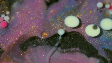 Mürekkep parlatıcı sıçrama. Köpük sıvısı. Soyut akrilik arka planda yüzen mor, mavi, parıltılı, yağlı, yağlı, yuvarlak, su karışımı bir yapı..