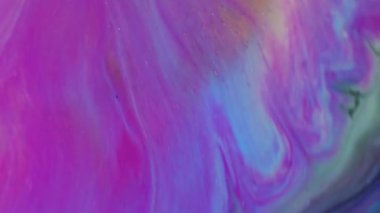 Bulanık boya karışımı. Parlak sıvı. Odaklanmamış altın mavisi mor renkli ışıl ışıl parçacıklar soyut akrilik sanat arka planına dökülüyor..