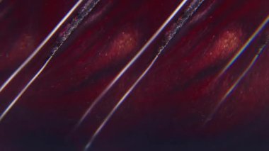 Boya üçgeni. Parlak sıvı dökülmesi. Odaklanmamış kırmızı mor renkli parlak mürekkep parçacıkları soyut neon ışık sanatının arka planına sıçrar.