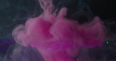 Pembe renk dalgası. Buhar dokusu. Odaklanamayan parlak mor neon mürekkep. Kırık ampul. Soyut siyah buhar bokeh arka planda kıvrılıyor..