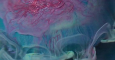 Boya döküldü. Bulanık boya dalgası. Mavi küreye dökülen parlak kırmızı beyaz duman sıvısı. Renkli su titreşimli karışık soyut arkaplan.