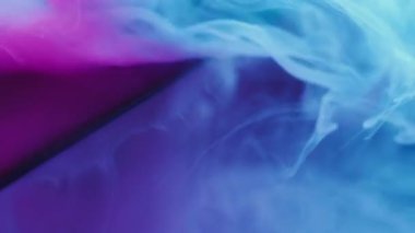 Sıvı duman. Neon boya çağlayanı. Odaklanmamış mavi renkli cam dumanı deseni soyut sualtı arka planına sıçramış..