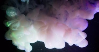 Parıldayan bulut. Arkaplanı boya. Pembe, parlak, pembe, dumanlı parlak sıvı yaratıcı, koyu siyah soyutlamaya yayılıyor..