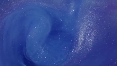 Köpüklü boya. Mavi parıltı sıçraması. Odaklanmamış mor renk parlak doku soyut bokeh arkaplan üzerine yayılan yaratıcı akrilik bulut.