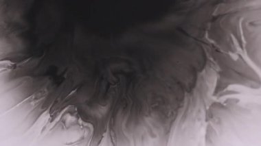 Dökülmüş kan. Boya damlası. Soyut akrilik zemin üzerinde yüzen siyah beyaz renkli kimyasal yuvarlak sıvı pigment.