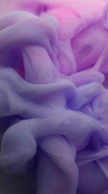 Dikey video. Sihirli duman. Boya karışımı. Mor pembe girdaplı gizemli akıntı. Renk pigmenti çözünen sanat soyut siyah arkaplan yüzen dalga çözünürlüğü.