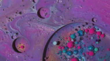 Parlak mürekkep. Boya dalgası. Odaklanmamış pembe mavi damlacık parıltılı yağ akrilik kabarcıklar soyut sanat arka planında yüzen sıvı.