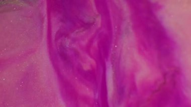 Bulanık mürekkep emülsiyonu. Parlak pigmentler. Soyut arkaplana yayılan mor pembe altın renkli simli partiküller..