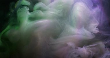 Parıltı karışımı. Boya sıçraması. Bulanık pembe renk parlak mor gökkuşağı sıvısı soyut sanat üzerine yayılıyor koyu siyah arkaplan.