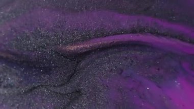 Bulanık boya sıvısı. Parlak sıvı. Odaklanmamış neon pembe renk parçacıkları soyut akrilik sanat arka planında koyu siyah doku dökülmesi.