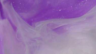 Parlak. Parıldayan bulut. Odaklanmamış mor renkli ışıltı soyut yaratıcı sanat bokeh arka planına akrilik dokuyu sıçratır.