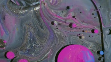 Işıldayan su sızdırıyor. Mürekkep sanatı. Bulanık mavi turuncu renkli parlak baloncuklar, soyut akrilik arka planda parlak yağ dokusu etrafında sıvı kabarcıklar oluşturur..