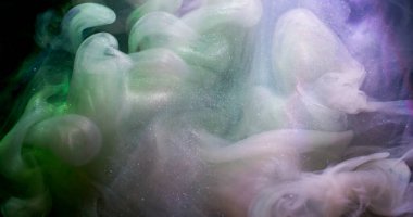 Parıltı karışımı. Boya sıçraması. Bulanık pembe renk parlak mor gökkuşağı sıvısı soyut sanat üzerine yayılıyor koyu siyah arkaplan.