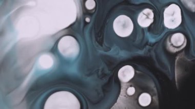 Boya lekesi. Dökülen su. Bulanık beyaz mor renk akan kimyasal emülsiyon yuvarlak doku soyut sanat arka planına dökülüyor..