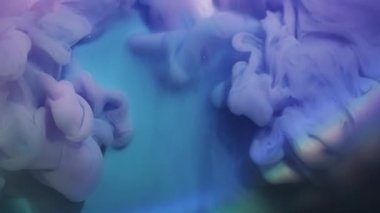 Sıvı boya karışımı. Mürekkep arkaplanı. Odaklanmamış mor beyaz renk, akrilik sanat soyutlamasına yayılan ışıltılı sıvı doku sıçraması..