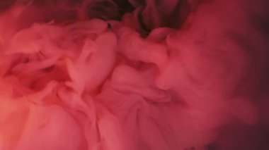 Mürekkep dalgası. Arkaplanı boya. Odaklanmamış kırmızı renk parıltılı sıvı koyu siyah yaratıcı sanat soyutlamasına yayılıyor..