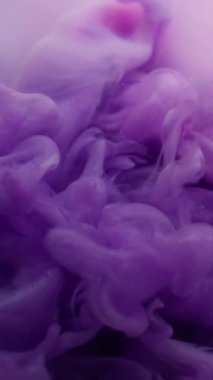 Dikey video. Bulut sıçraması. Köpüklü sıvı. Mor parlak boya akışı. Sanat sisi bulanık pembe beyaz renkli su fantazisi arkaplanı.