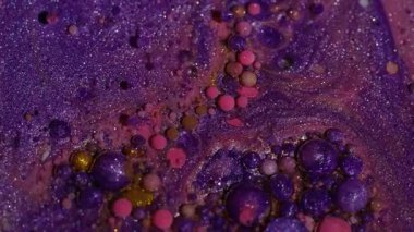 Akrilik parlak su. Parıldayan yağ. Odaklanmamış pembe turuncu renkli ışıltılı mürekkep kabarcığı sıvı sıvı, soyut, canlı arka planda yüzüyor..