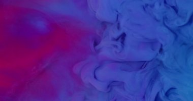 Bulut karışımı. Mürekkep sıvısı. Odaklanmamış pembe mor renkli duman dalgası soyut yaratıcı arkaplanda yüzen girdap dokusu.