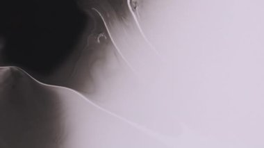 Doku lekesi. Kimyasal boya. Odaklanmamış siyah beyaz pigment kirli serpinti soyut yaratıcı arka planda yüzüyor.