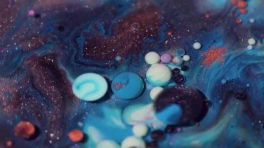 Boya karışımı. Boya baloncukları. Odaklanmamış turuncu mavi renk mürekkep mermer yağ parlatıcı su yuvarlak doku akrilik sanat soyutlaması üzerine akıyor.