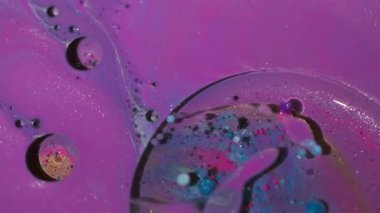 Parlak boya sıvısı. Kabarcık arkaplan. Odaklanmamış mor mavi renk parlak su yağ dokusu sanatın parlak soyutlamasına akıyor..