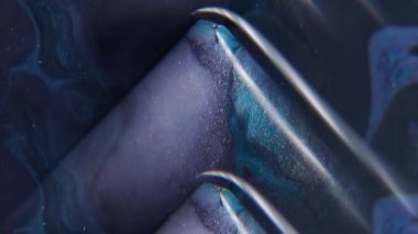 Mürekkep sıçraması. Geometrik açı. Bulanık mavi renk parlak parçacıklar soyut akrilik neon sanat arka planında yüzen su pigmenti akışı.