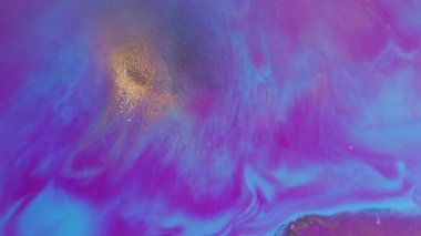 Odaklanmamış mürekkep sıçraması. Akrilik dalga. Bulanık mavi mor renkli parlak mermer pigmentler soyut yaratıcı arka planda yayılıyor..