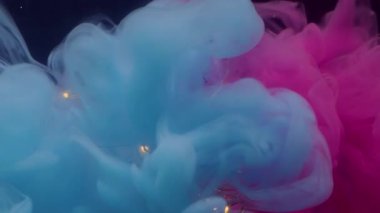 Sanat buharı. Eski bir ampul. Hasarlı camda parlayan bir çelenk. Siyah arkaplan bulanık su üzerinde pembe mavi duman harmanı renk mürekkebi